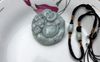 Darmowa wysyłka - Jade Amulet wisiorek, ręcznie rzeźbione, kształt roześmiany wisiorek Buddy.