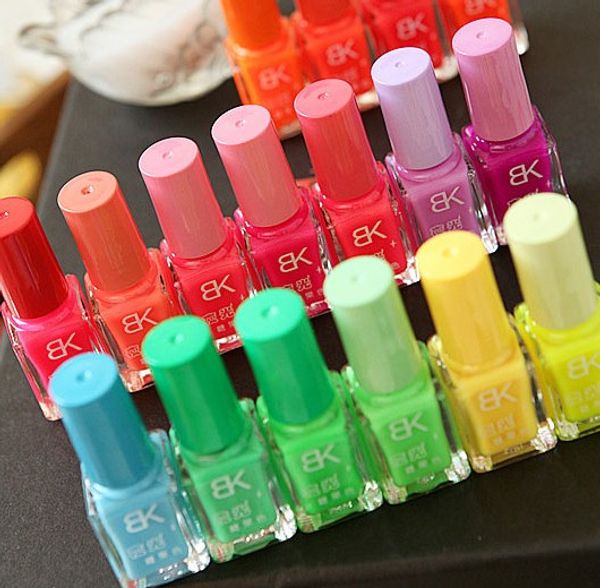 

Fashion NEW Luminous Nail Art Polish Varnish Glow in the Dark Nail Polish Lacquer 20 colors