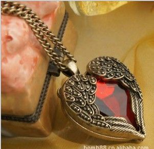 Vintage Red Diamond Peach Heart Wings Lång halsband med Ruby Chain Sweater Halsband