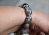 Natürliches tibetisches Tianzhu-Drachen-Tattoo-Armband. Handgeschnitzter Rugbyball, 11-Tage-Perle, Lederband als Bettelarmband.