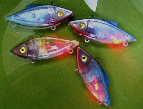 7.5cm 13g LED Fishing Lure Fishing Tackle Vibration Sinking Hard Plastic Bait Salt or Fresh Fish Lure In water with a Red Flashing Lights