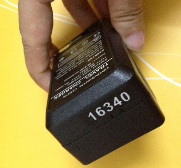 Gratis frakt + Digital Batteri AC Wall Home Laddare för 16340 / CR123A 3.7V Li-Ion Rechargeable Batteri