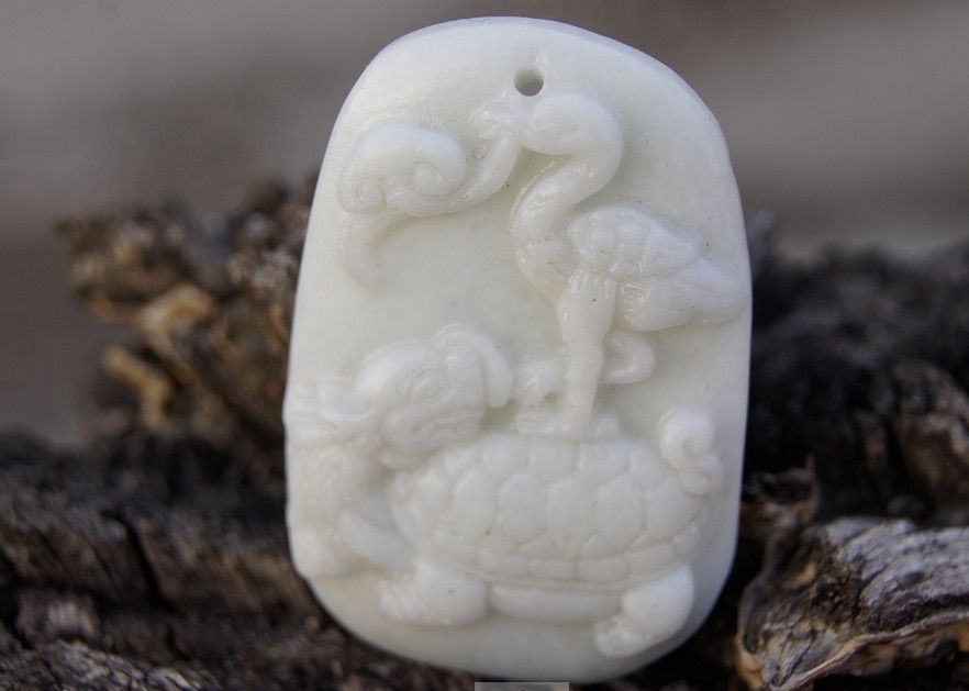 Jade blanco Tortugas marinas, ilusión de la grúa. título collar colgante