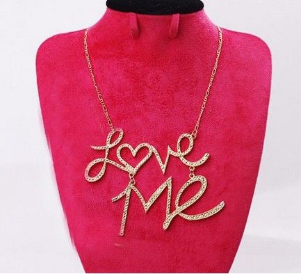 Collana con pendente Love Me in metallo dorato placcato argento martellato di nuova moda