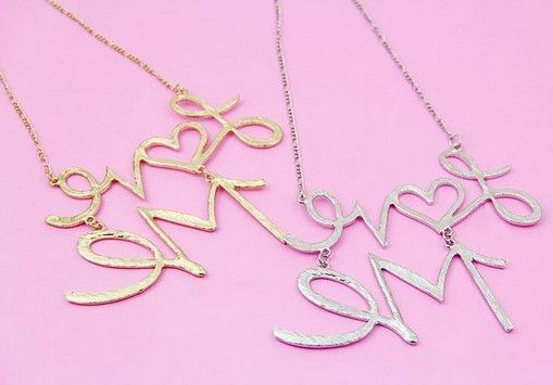 Nouvelle mode martelé argent plaqué métal doré pendentif lettre Love Me pendentif collier