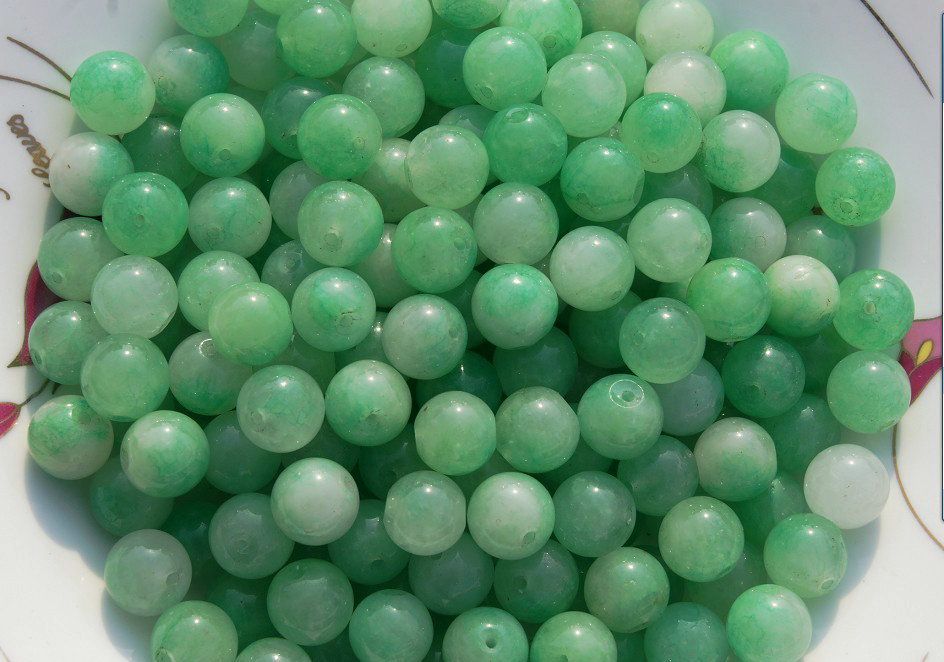 Polychromatic jade beads, about 10 mm in diameter (a pack of 40)