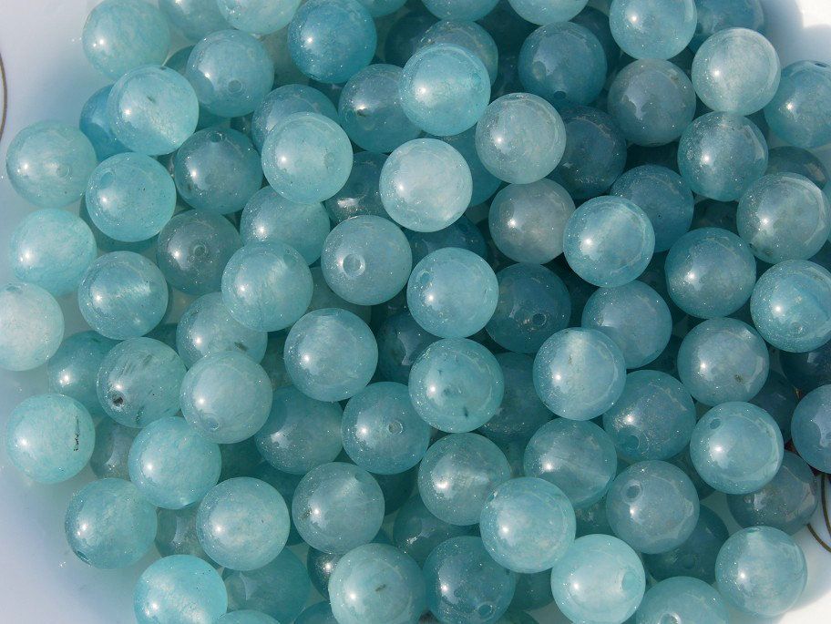 Polychromatic jade beads, about 10 mm in diameter a pack of 40