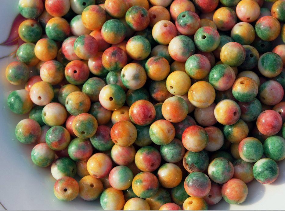 Polychromatic jade beads, about 10 mm in diameter a pack of 40