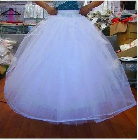 아름다운 신부의 가운 페티코트 Petticoats의 Underskirt은 복장과 가운을 위해 줄 지어있다.