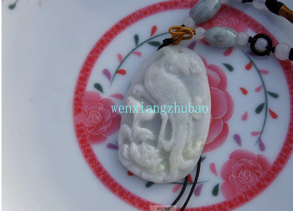 Natürliches weißes Jade-Oval. Handgeschnitzt. Amulett der Phönix-Pfingstrose Danfeng Chaoyang Retro-Halskettenanhänger