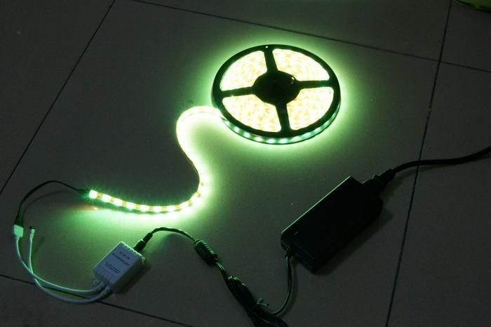 Mehrfarben-SMD 5050 RGB LED-Streifenlicht 300led Wasserdichte 24-Tasten-IR-Fernbedienung + Netzteil