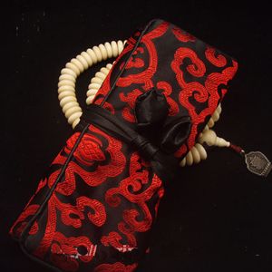 Portable Silk Fabric Smycken Travel Roll Presentkassar för halsband Armband Örhänge Ring Förvaringsväska 3 Zipper Pouch Kvinnor Koppling Väska Partihandel