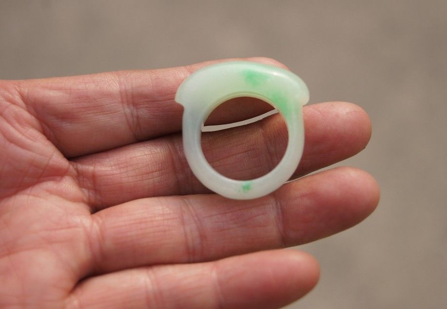 Anello di giada verde galleggiante bianco naturale fatto a mano. La superficie dell'anello della sella