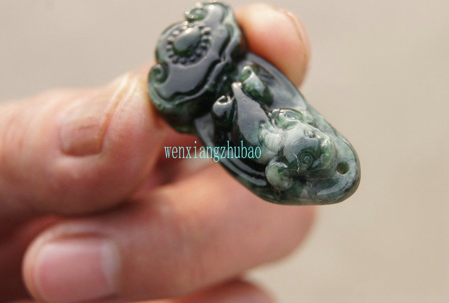 Met de hand gesneden natuurlijke zwart-witte Nanyang Jade. Ruyi - Pixiu. Amulet hanger ketting.