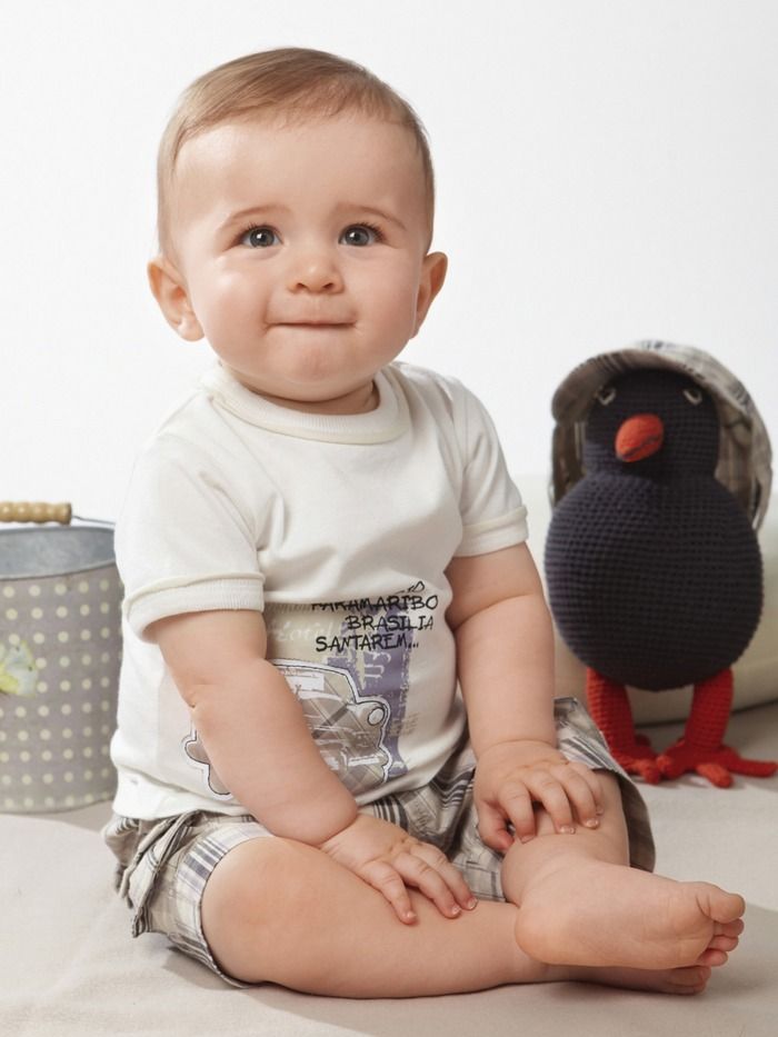 Kleiner Junge im grünen Hemd läuft und kurze Hosen, Kind i Kleiner Junge im grünen Hemd läuft und kurze Hosen, Kind i