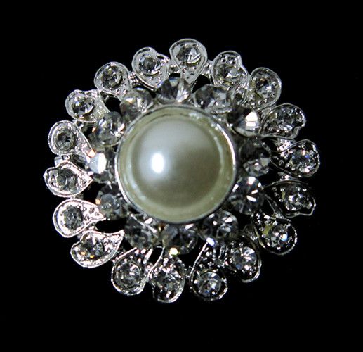 Broche centrale en cristal de strass clair plaqué argent de 1,6 pouces et demi-perle crème