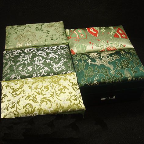 Kleine rechteckige, mit Baumwolle gefüllte Schmuck-Geschenkbox, florale Stoffverpackung, chinesische Seidenbrokat-Schmuckstücke, Kunsthandwerk, Steinsammlung, Aufbewahrung9956898