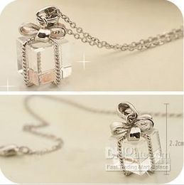 Hot christmas gift clear acrylic gift box with knot necklace MN080 Magi Jewellery