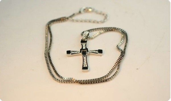 Gratis frakt Ny - Snabb och Furious Dominic Toretto's Cross Pendant Halsband Vin -Titanium Steel