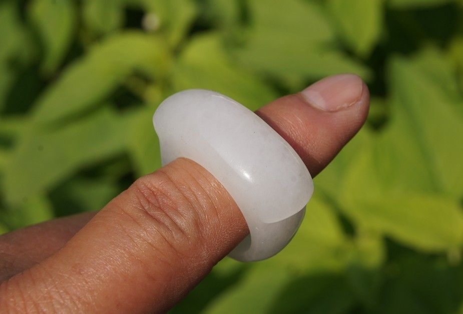 Bague en jade blanc pur faite à la main. La surface de l'ancien anneau de selle de cheval