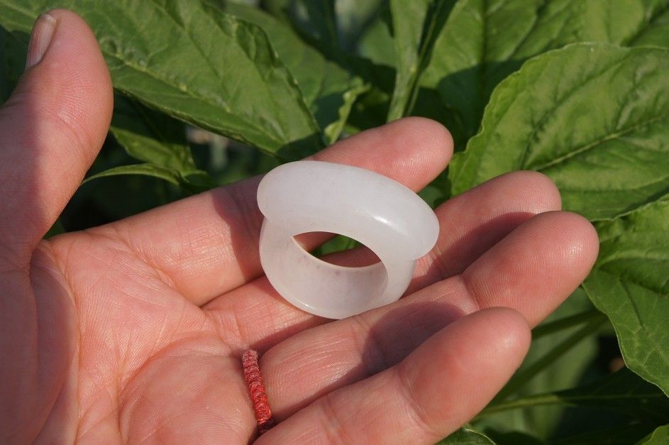Handgemaakte pure witte jade ring. Het oppervlak van de oude paardenzadelring