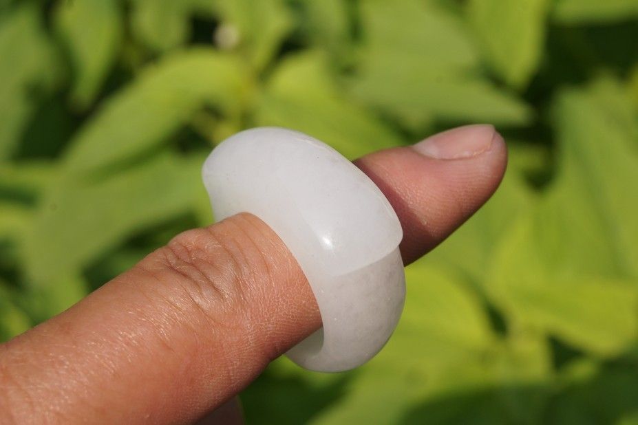 Handgemaakte pure witte jade ring. Het oppervlak van de oude paardenzadelring