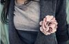 ファッション新しい一般的な椿のバラの花の髪のクリップサテンシルクシフォンの花のヘアクリップブルーピン帽子の花束卸売価格リボン