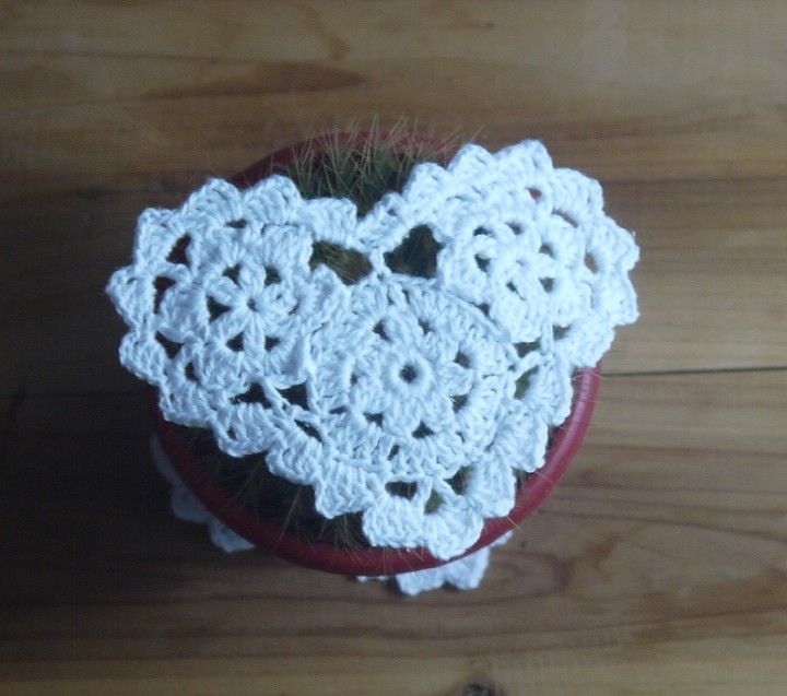 wholesale 100% cotton hand made Shaped Heart crochet doily lace cup mat vase mat, coaster 10cm table mat customization 