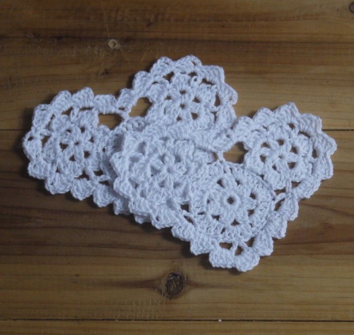 Partihandel 100% Bomull Handgjord Formad Hjärta Virka Doily Lace Cup Matta Vase Mat, Coaster 10cm Bordmatta Anpassning 20st / 