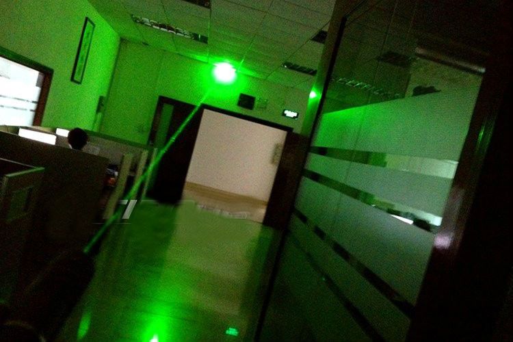 Super krachtige militaire high power 532nm groene laserpointers SOS LED-zaklampen verstelbare sleutellader geschenkdoos jacht teac2021481