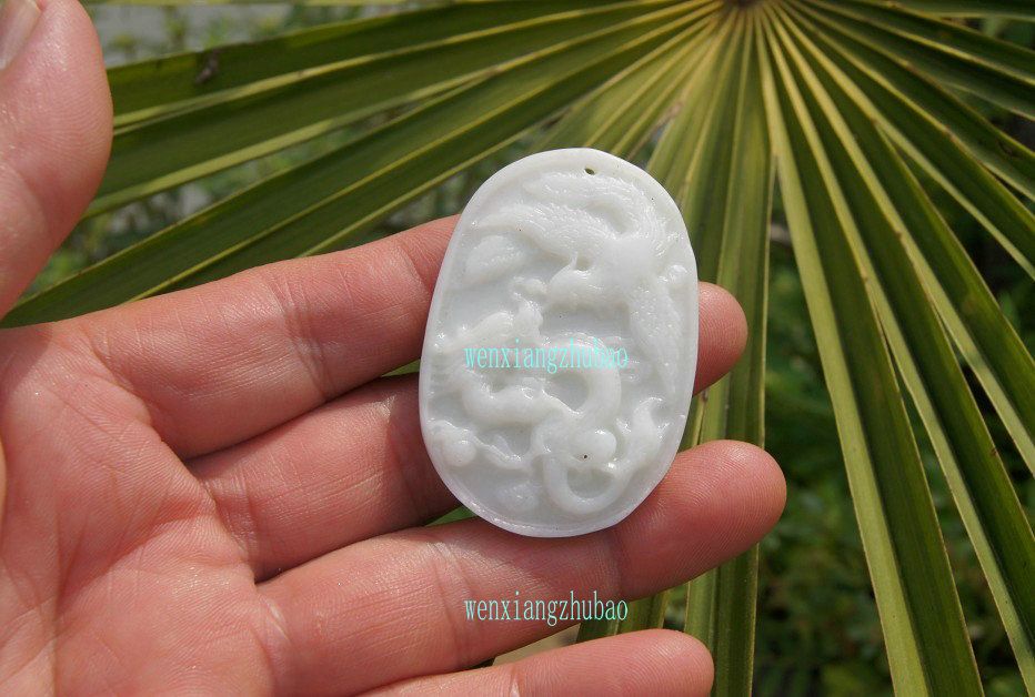 Pendentif amulette sculpté à la main en jade blanc youxiu naturel. Danse du dragon et du phénix dragon et phénix... Le collier