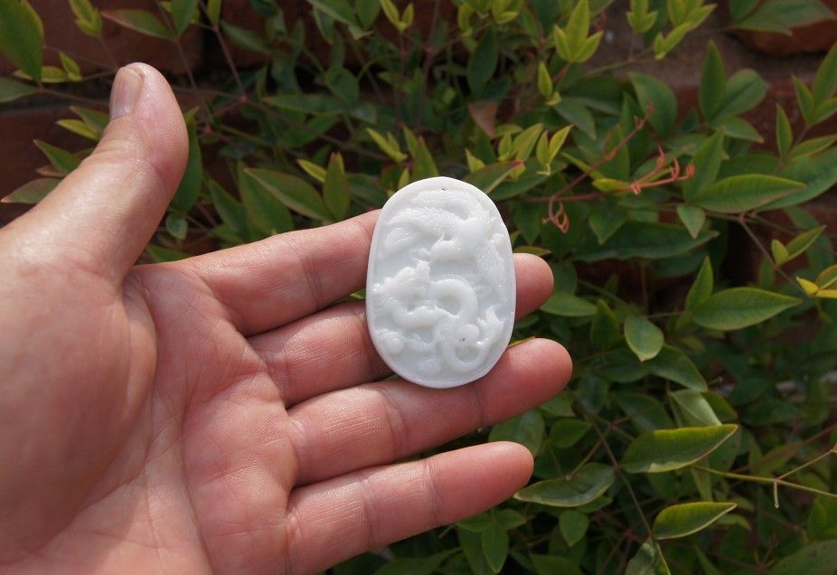 Natural youxiu white jade hand-carved amulet pendant. Dragon and phoenix dance dragon and phoenix... The necklace