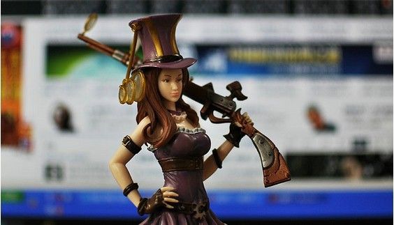 league of legends caitlyn statue