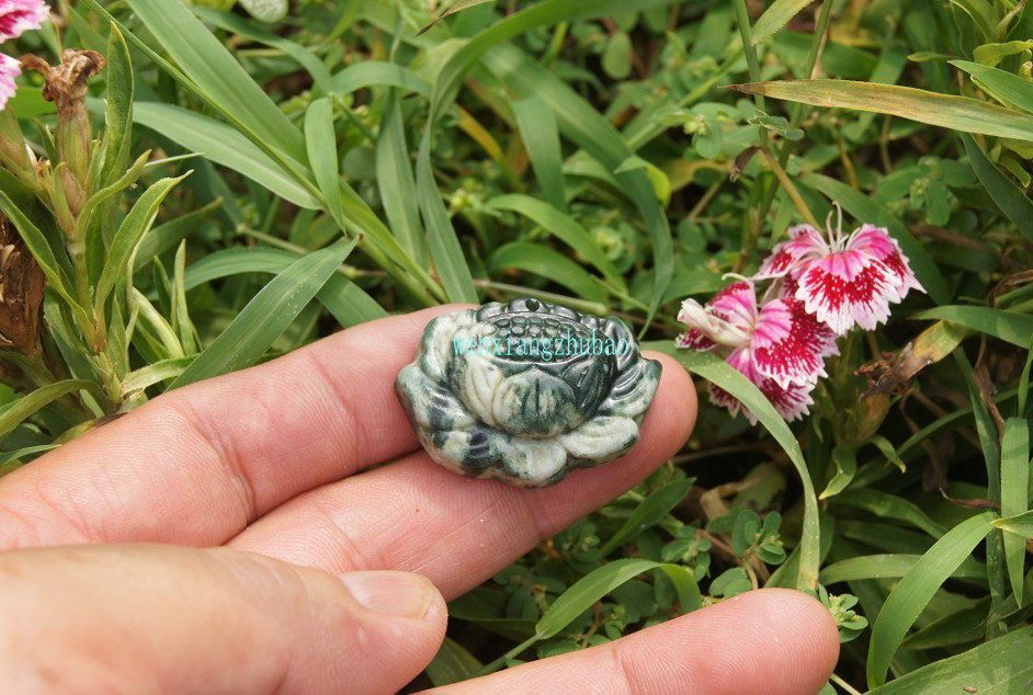 Pendentif en jade sculpté à la main en jade naturel, rond rétro, lotus. Collier pendentif