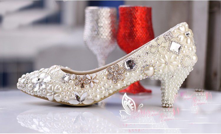 Luxuriöse elegante Nachahmung Perlen Hochzeitskleid Brautschuhe Kristall Diamant Low-Heeled-Schuhe Frau Dame Kleiderschuhe weiß 232s