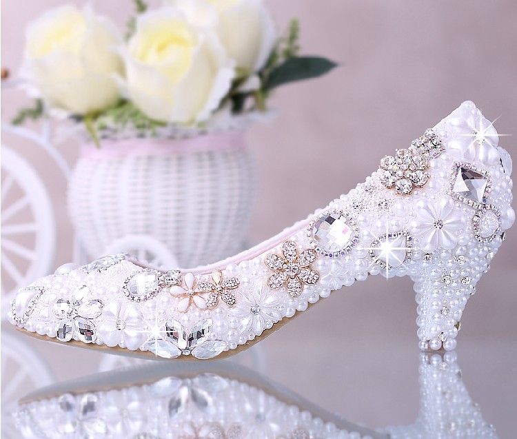 Luxuriöse elegante Nachahmung Perlen Hochzeitskleid Brautschuhe Kristall Diamant Low-Heeled-Schuhe Frau Dame Kleiderschuhe weiß 232s