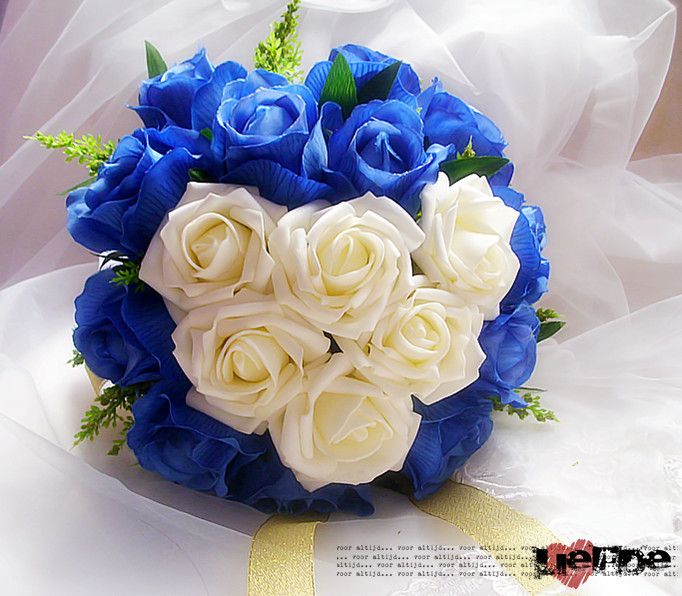 Bouquet de fleurs nobles roses blanches bleues avec la fleur de mariage en  cascade artificielle de ruban d'or