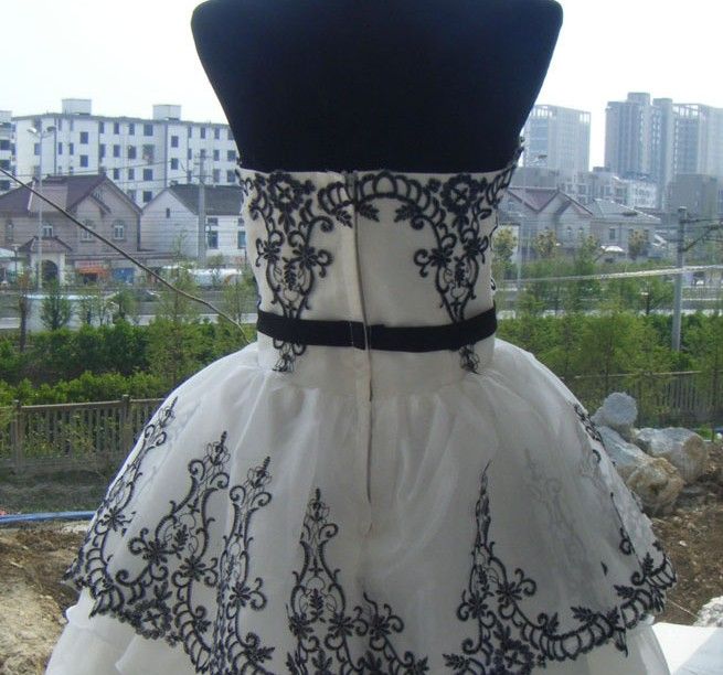 Weißer Organza mit schwarzer Applikation und Schärpe, Tüll-Rückenreißverschluss, herzförmige Brautjungfernkleider, kurze Cocktail-Brautjungfernkleider mit Rüschen