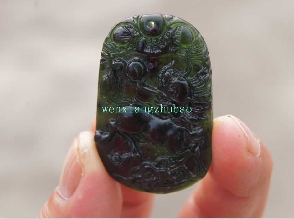 Jade verde escuro esculpido à mão. O pingente elíptico de colar de amuleto retro kirin.