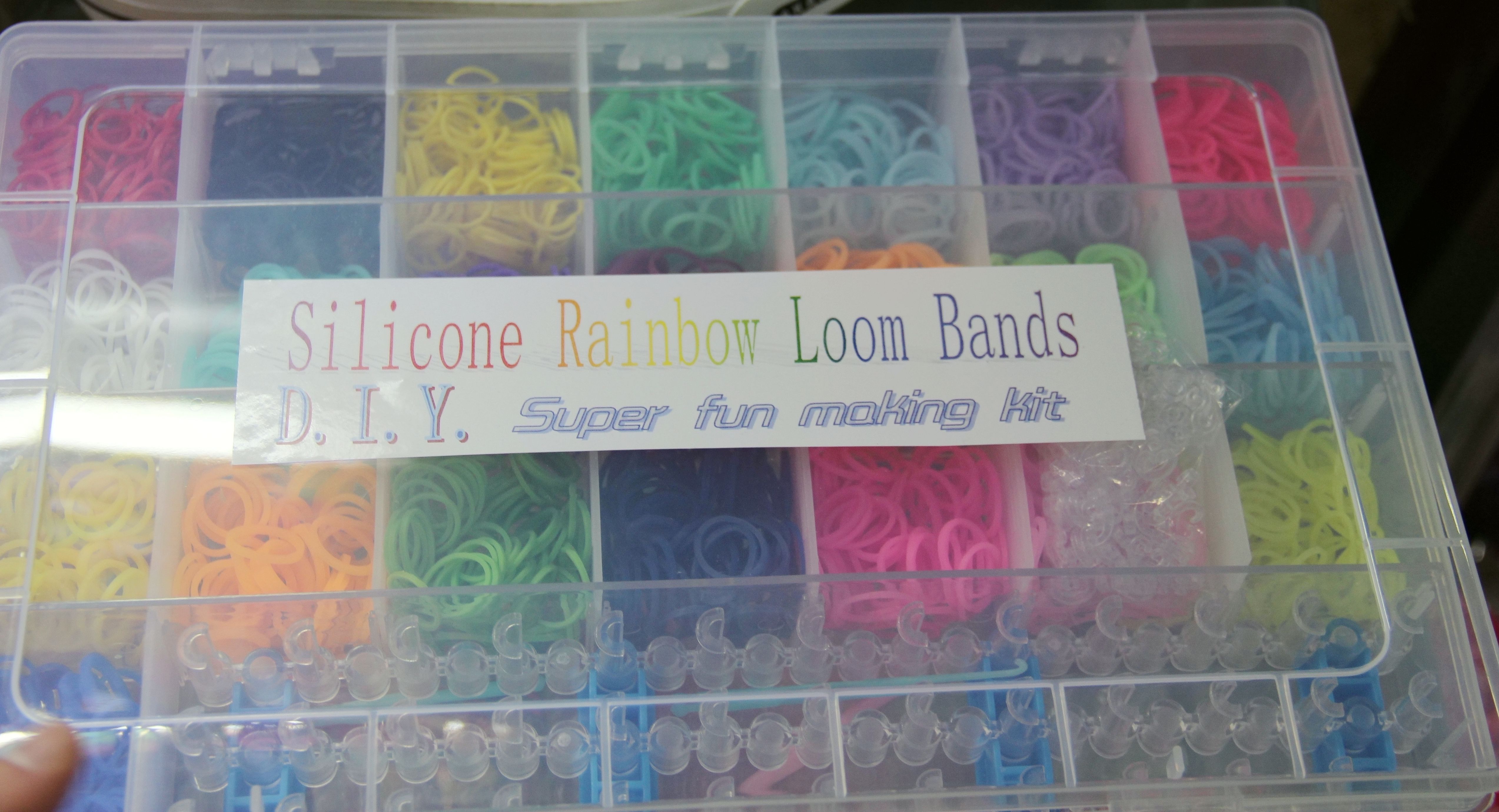 Kit De Pulseras De Goma Loom Bands - 4200 Gomas + 170 Clips + 2 Ganchos + 6 Colgantes + Tabla