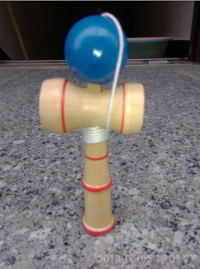 Gratis frakt / 13.5 * 5.5cm Kendama Cup-and-Ball Game Kendama Japansk leksak träleksak