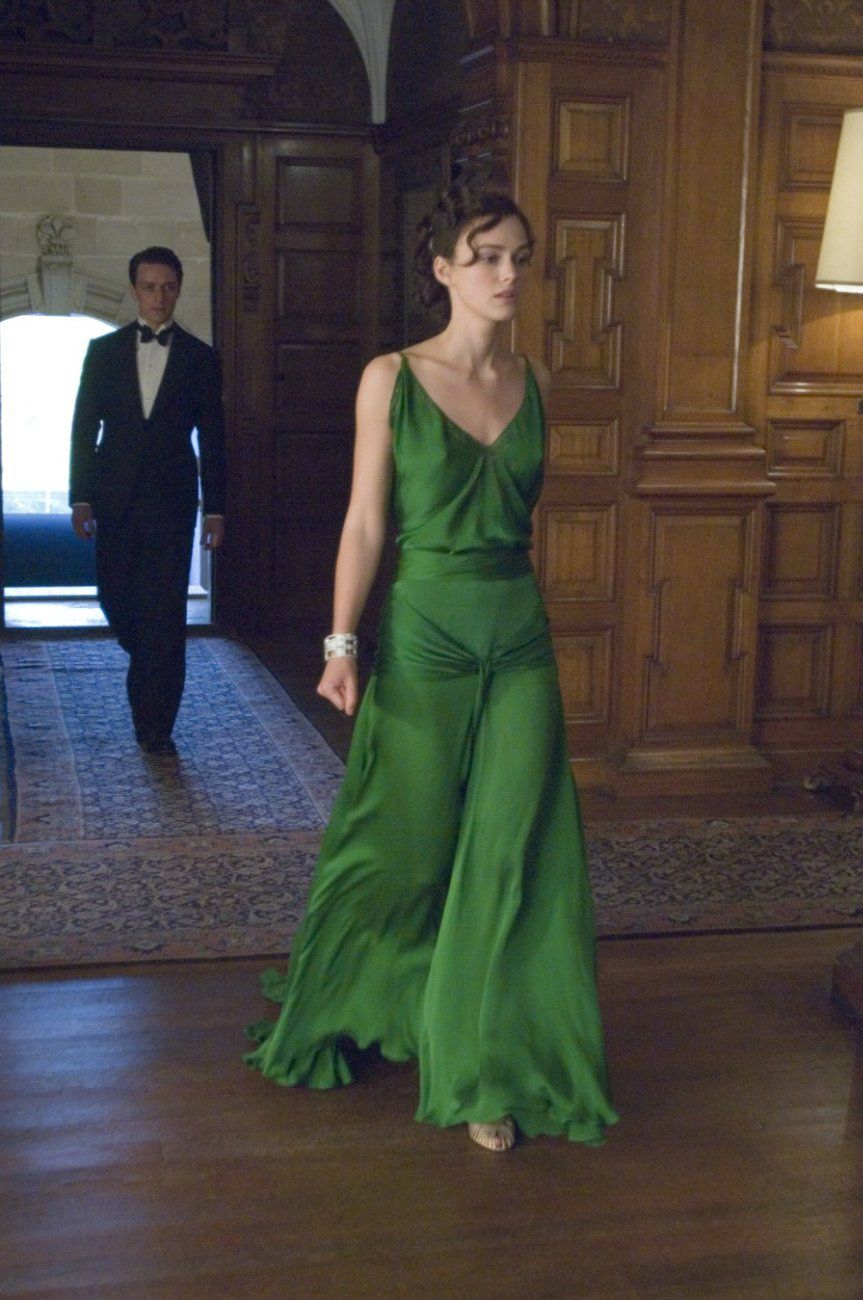 Belle robe verte sur keira knightley de l'expiation du film conçu par jacqueline durran robe longue célébrité soirée
