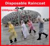 Partihandel Gratis Frakt 1000PC / Lot Engång PE Raincoats Poncho Rainwear Travel Rain Coat Rain Wear Gifts Blandade färger