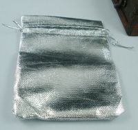 100pcs sacs à bijoux de gaze de gaze argentés pour des faveurs de mariage avec cordon de serrage 7x9cm