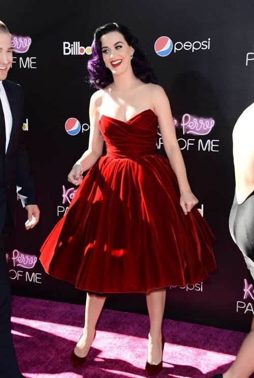 Katy Perry Hot Red Velvet Sweetheart pieghe la lunghezza del tè Celebrity Gown Cocktail Dress sera