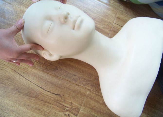 Mjuk gummi massage mannequin huvuden utövar träning utbildning mannequin huvud axel ben byst stängda ögon dummy5860733