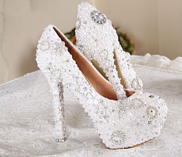 Abito da sposa di colore bianco Scarpe da sposa Splendide scarpe con tacco alto Scarpe con strass di perle d'imitazione