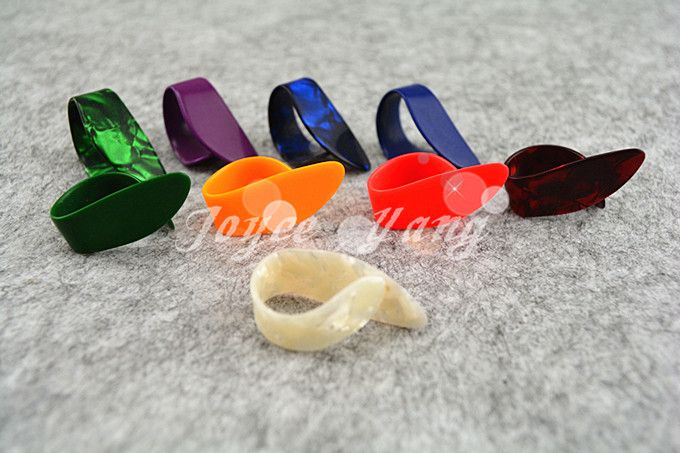 Massor av 100st Alice Guitar Finger Thumb Picks Plectrums Kvalitet Celluloid Material Guitar Picks Original Box8397590