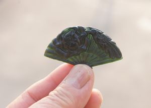 Jade verde escuro natural. Mão-esculpida - pingente de fã - Phoenix de peônia (danfeng chaoyang). Colar de pingente de sorte, cerca de 29 x46x6mm.