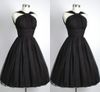 2021 Suknie czarne dyplomowe Vintage Party Dress A-Line Halter Szyfonowe Plisowane Krótkie Koktajl Suknie do Graduacji